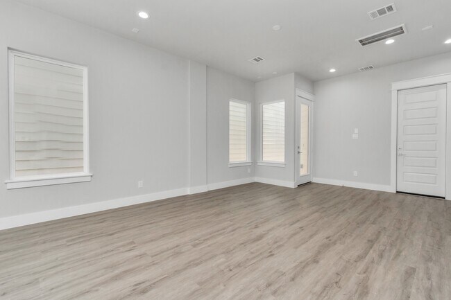Photo - 5820 Burt St