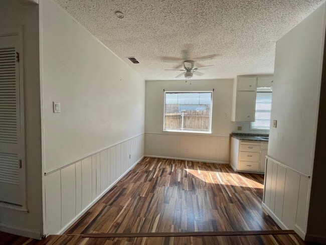 Photo - 610 N Elkhart Ave