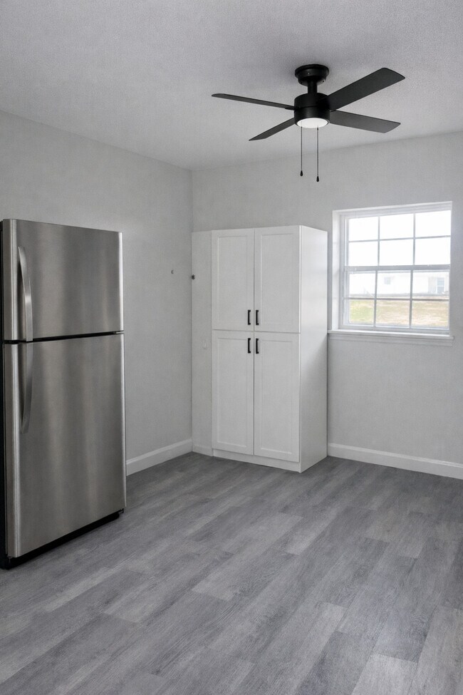 Photo - 2075-2079 Fisher St SW