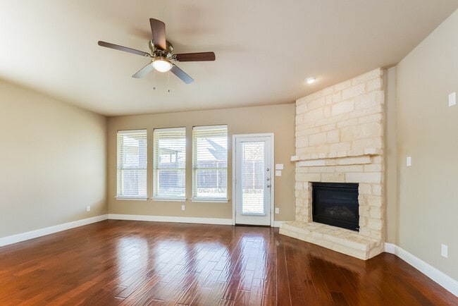 Photo - 604 Kinghaven Dr