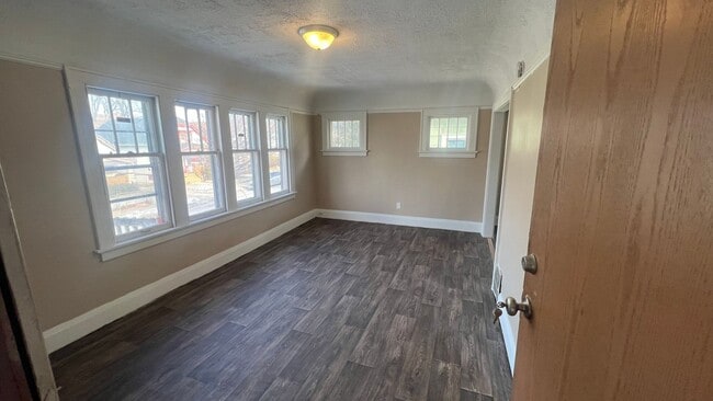 Building Photo - 2421-2423 W Finn Pl Unit 2423 W Finn Pl (upper)