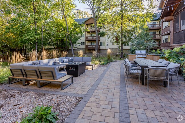 Outdoor Dining & Firepit - Birchwood Apartments