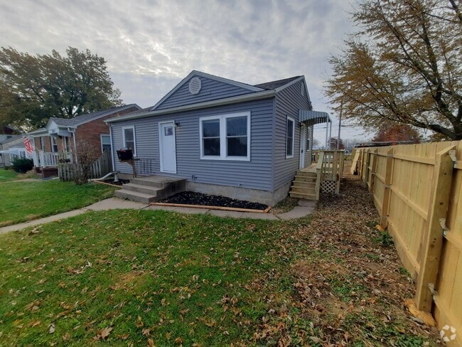 Building Photo - 2 Bedroom 1 Bathroom Rental