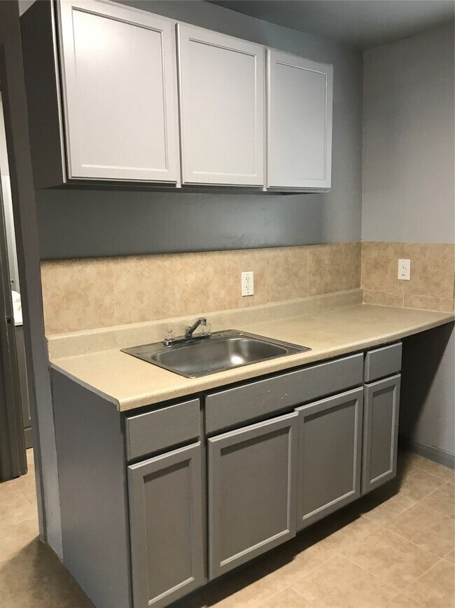 Building Photo - 8717 Spaulding St Unit 4