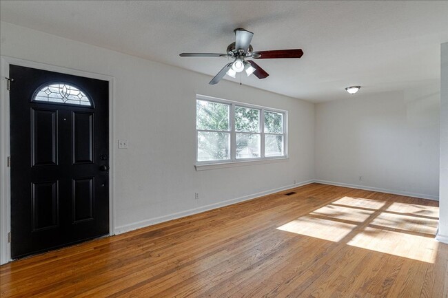 Photo - 711 Moore St