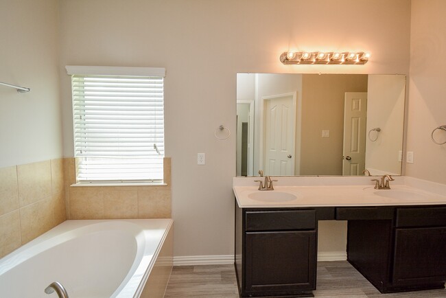 Photo - 6003 Hickory Hollow Dr