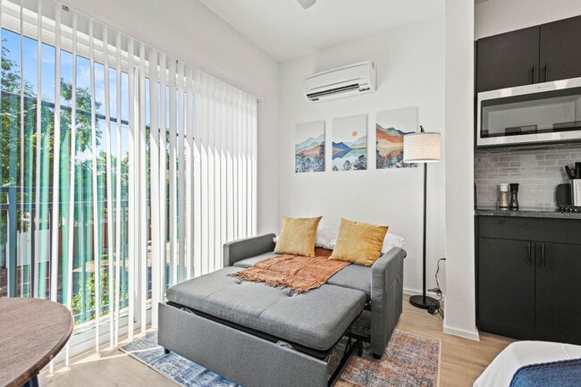 Photo - 596 W 9th St Unidad SI ID1335762P