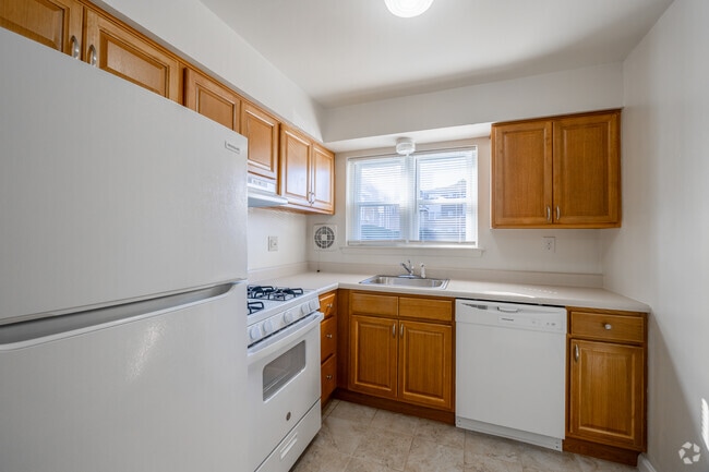 1BR, 1BA - 750 SF - w Balcony - Kitchen