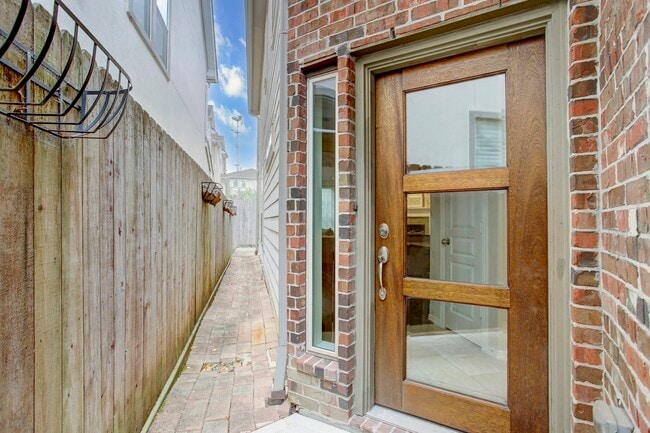 Photo - 4230 Drake St