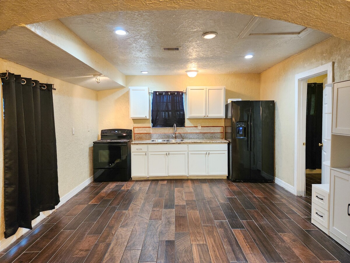 Photo - 2222 Hogg St