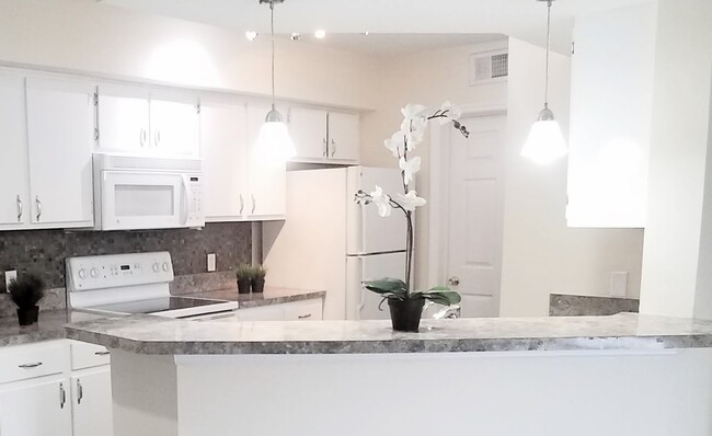 Gorgeous Remodeled 2/2 Floors Condo For Re... - Gorgeous Remodeled 2/2 Floors Condo For Re... Unidad 121