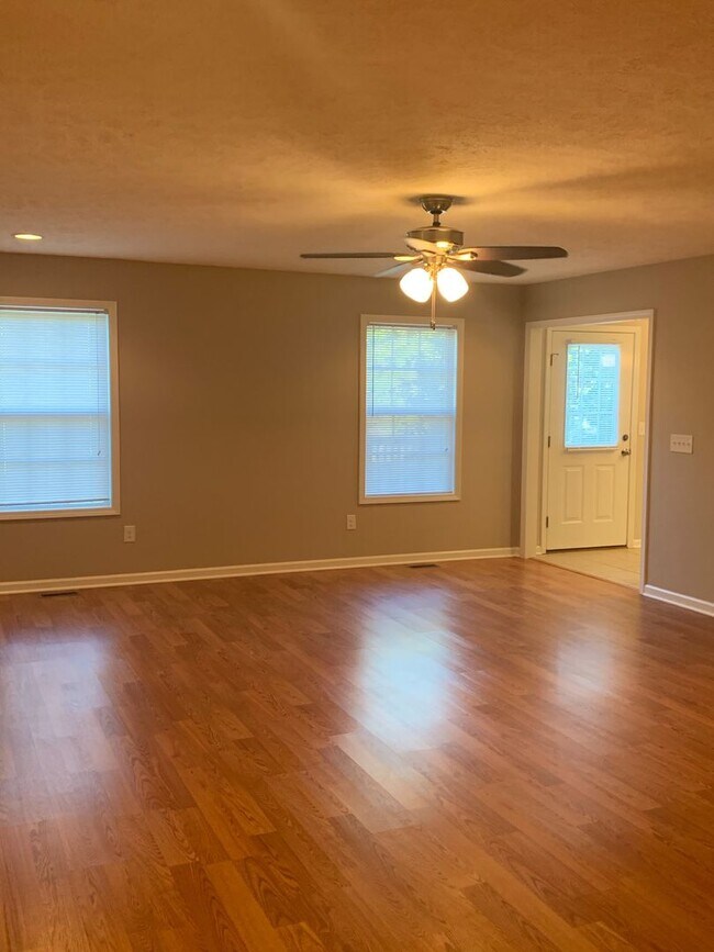 Must see! Charming 3 Bedroom/2 Bath Home w... House Rental in