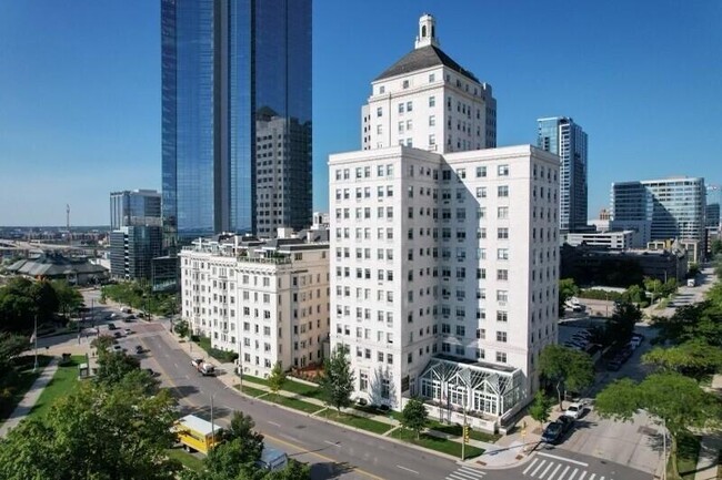 Building Photo - 925 E Wells St Rental