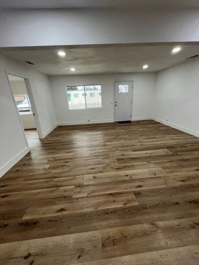 Photo - 916 N Mooney Blvd