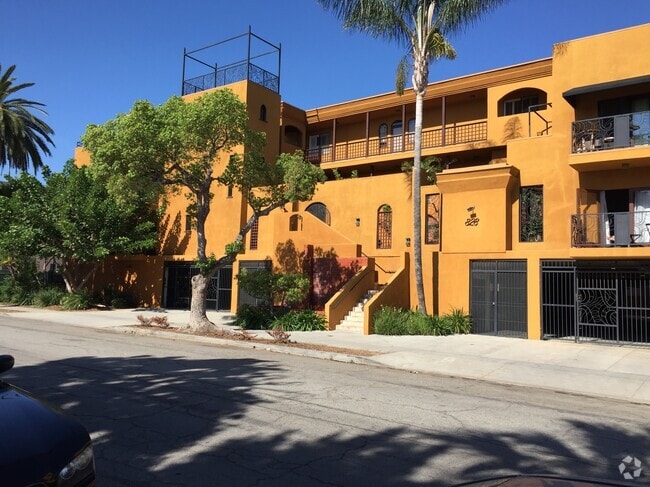 Building Photo - 828 N Hudson Ave Unit 204 Rental