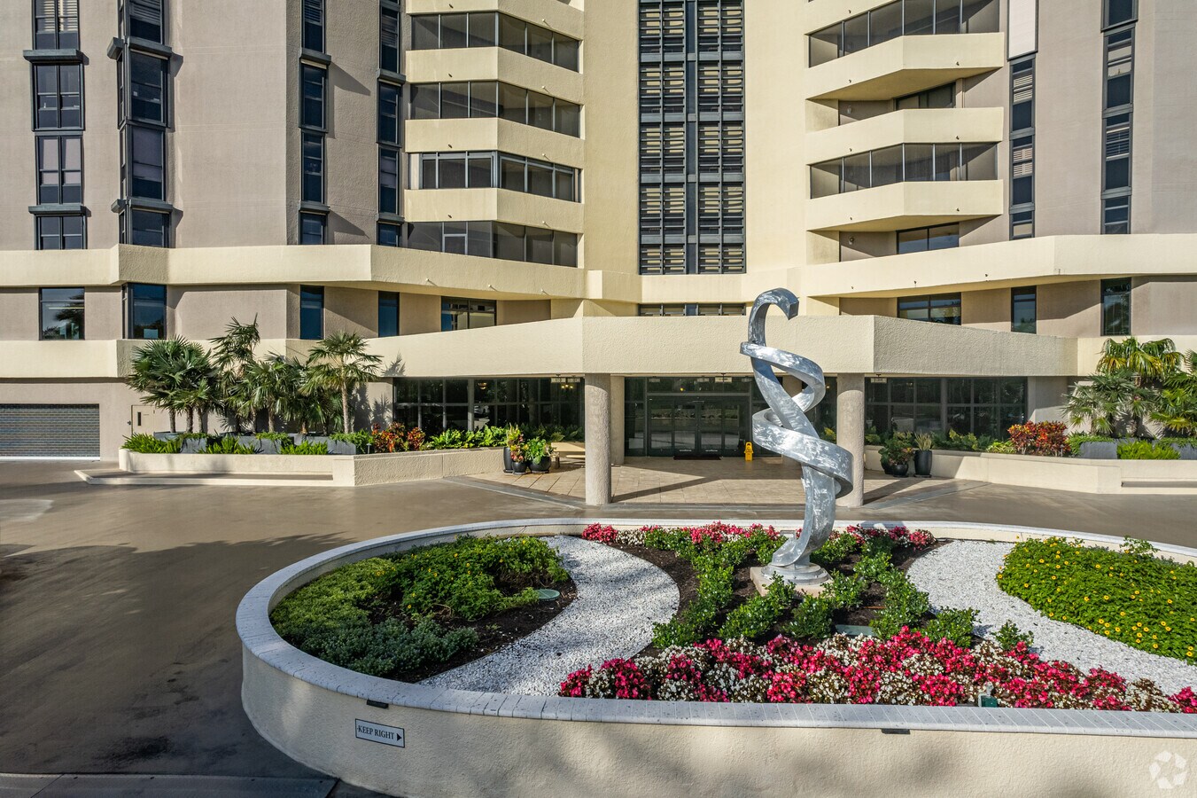 Entrada - Grosvenor Condominium