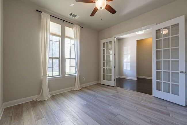 Photo - 205 Barefoot Park Ln