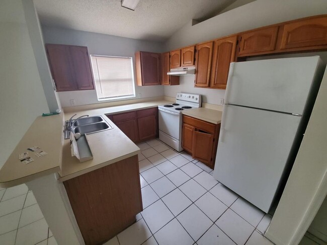 Building Photo - Lovely Home