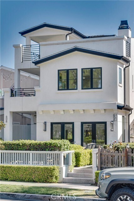 Photo - 608 Heliotrope Ave