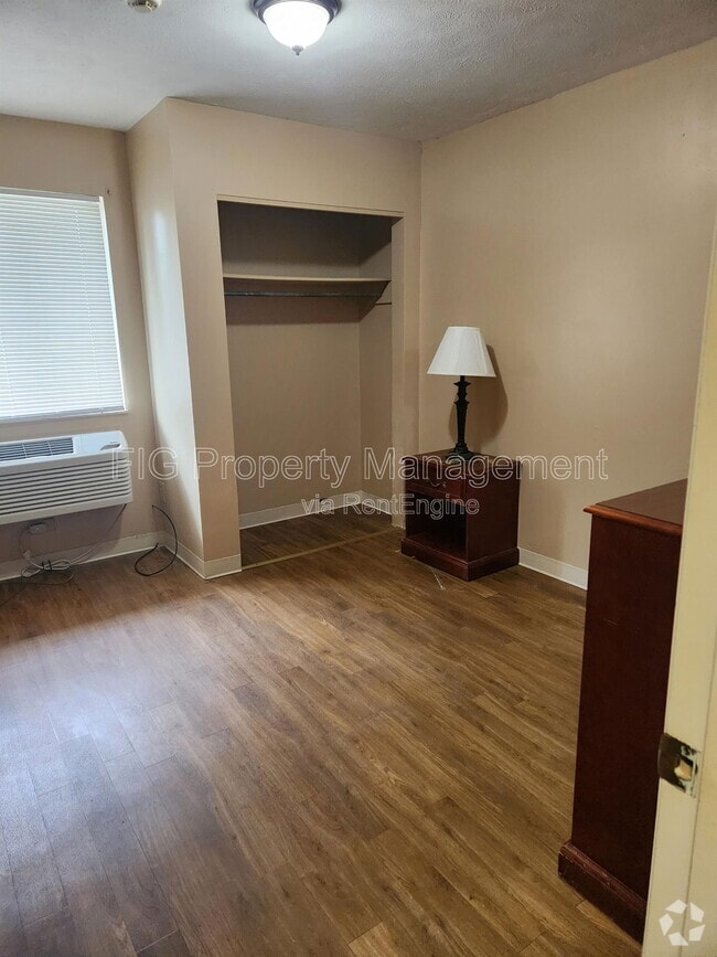 Building Photo - 1913 Cedar Dr Unit 2 Rental
