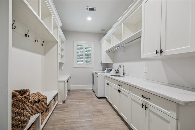 Building Photo - 12222 Old Oaks Dr