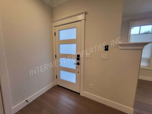 Photo - 4 bd 3.5ba dream home in the heart of the Woodlawn District w/Washer/Dryer, Garage & Gas Fireplace!