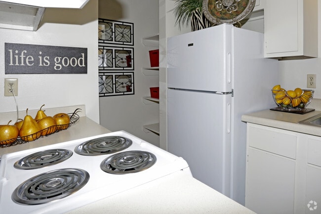 2BR, 1BA - 700SF