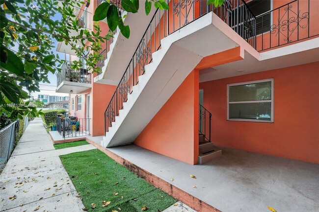 Photo - 458 SW 9th St Unidad 2