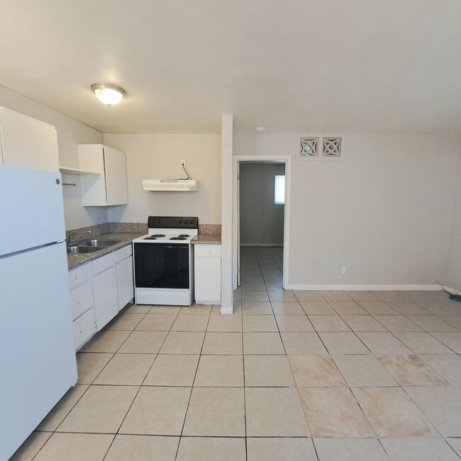 Building Photo - 237 W Chicago Ave Unit 1 Rental