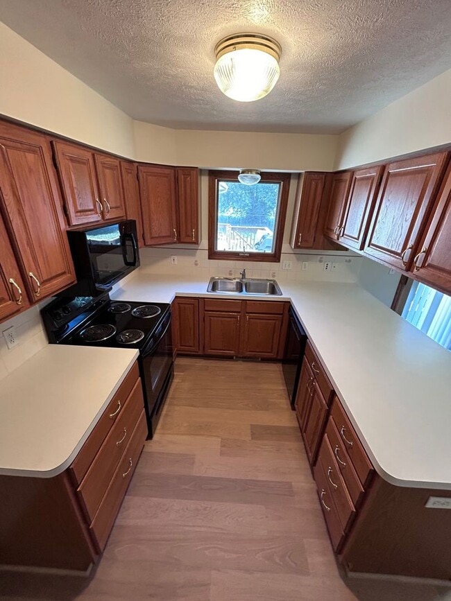 Building Photo - 963 Vos St Unit 963