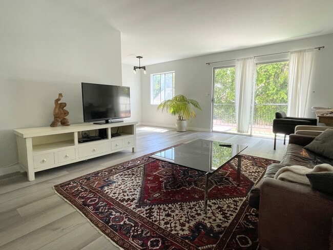 Building Photo - 404 San Vicente Blvd Unit 105