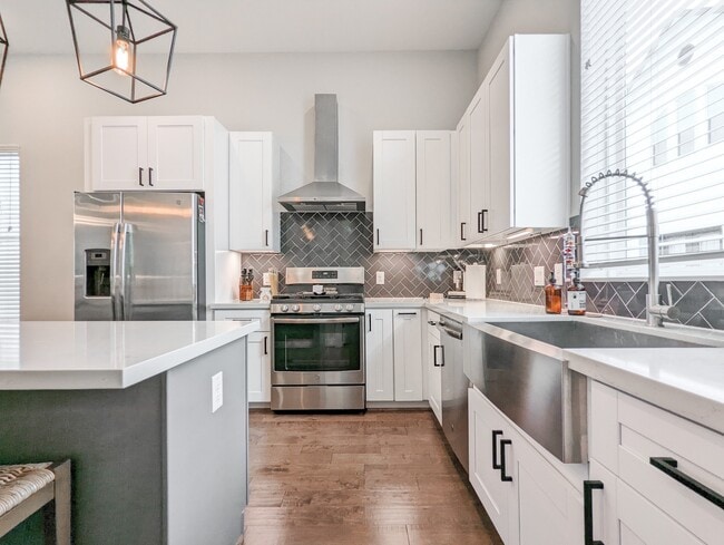 Building Photo - 1114 W 15th 1/2 St