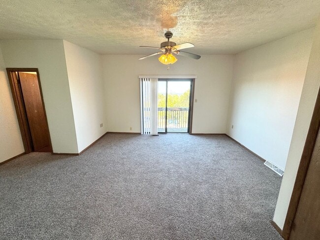 Photo - 2 Bedroom/ 1.5 Bath - New Kitchen and Carpet