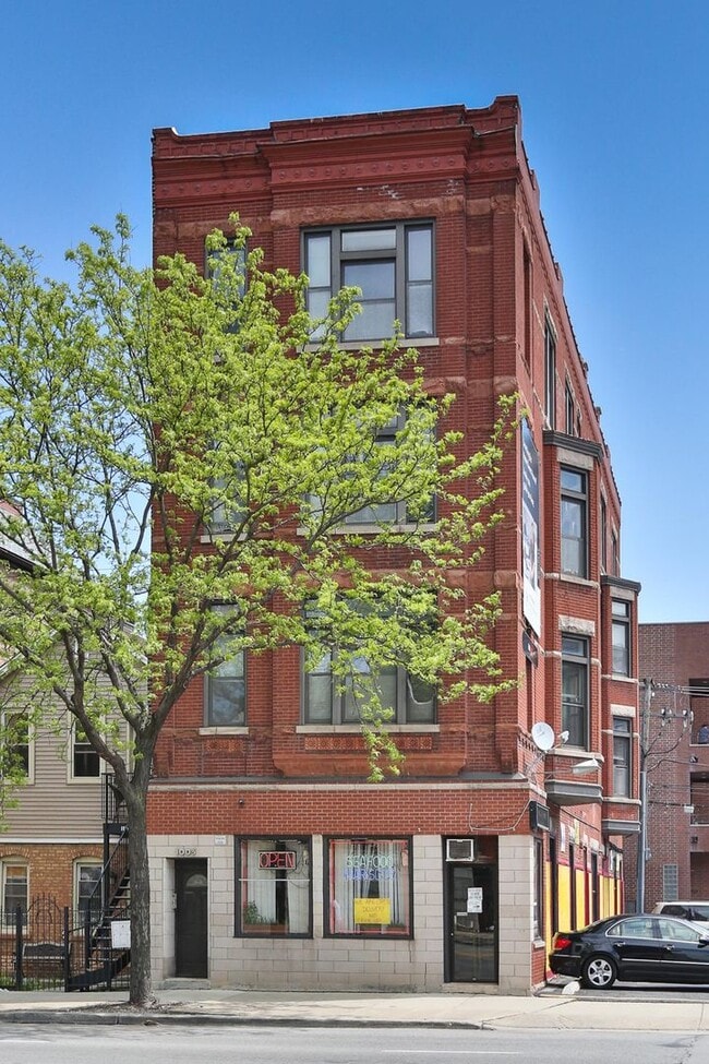 Building Photo - Noble Square Large 2 Bed w/Central Heat & A/C, Only 2 Blocks to the Blue Line, In-Unit Laundry. F... Unit 4F