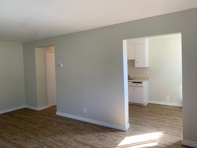 Building Photo - 206 Heiman St Unit 2