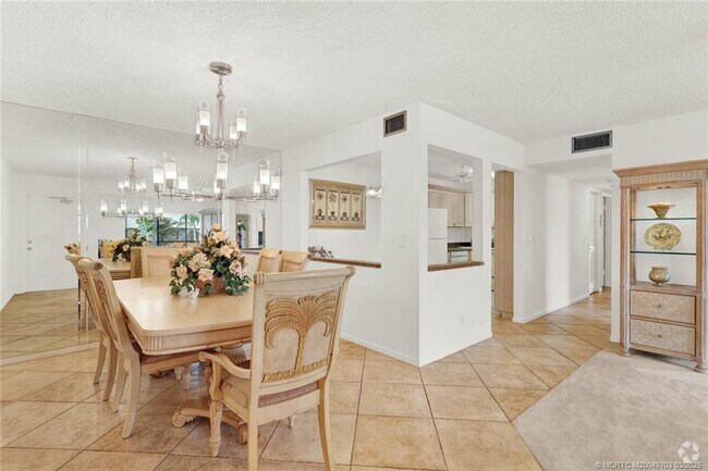 Building Photo - 1635 SW Silver Pine Way Unit D2 Rental