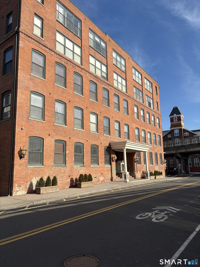 Building Photo - 145 Canal St E