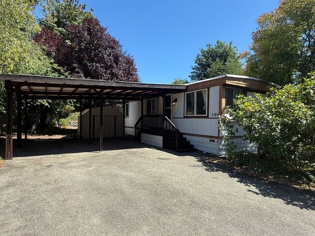 Building Photo - 2 bedroom 1 bath single wide located in Ho... Rental