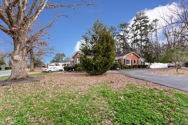 Photo - "Charming 3-Bedroom Retreat with Gleaming Hardwood Floors in Westerly Hills!"