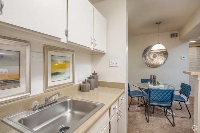 2BR, 2BA - 816SF - Kitchen