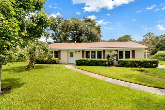 Building Photo - 319 Tanglewood Rd