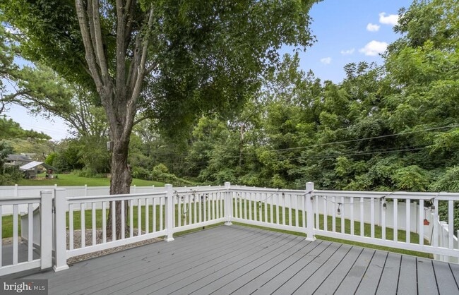 102 Greenmeadow Dr