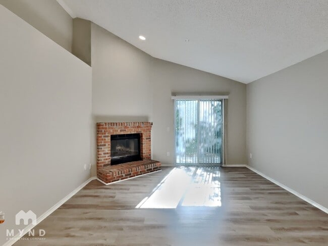 Photo - 580 Staffordshire Dr