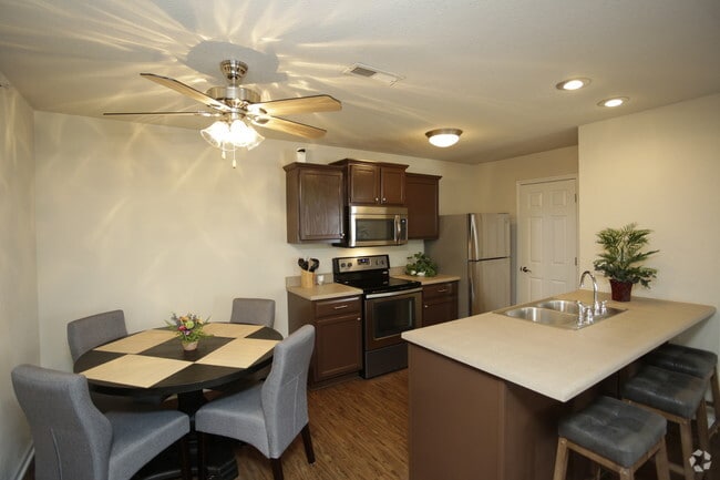 2BR, 2BA - Lexington/1050 SF