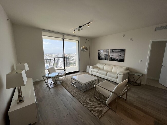 Building Photo - 999 SW 1st Ave Rental