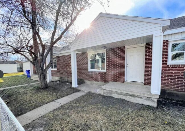 Building Photo - Lambourne Duplex Unit A