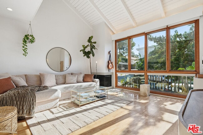 Building Photo - 605 Strand St