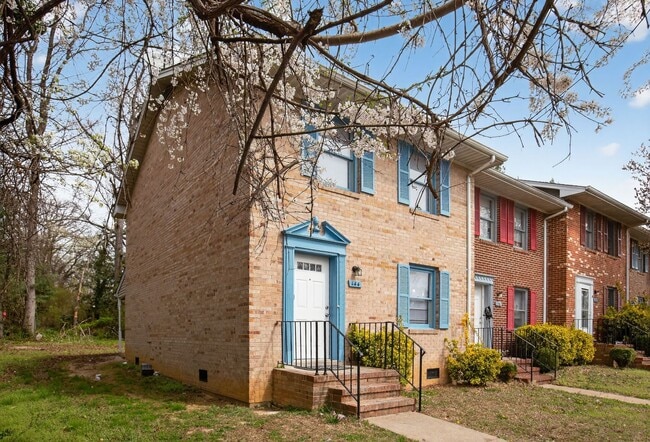 Building Photo - 2 Bedroom 2.5 Bath End Unit Townhouse in Fredericksburg