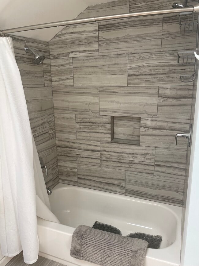 Ducha y bañera - 1715 Lincoln Ave Unidad Sudio