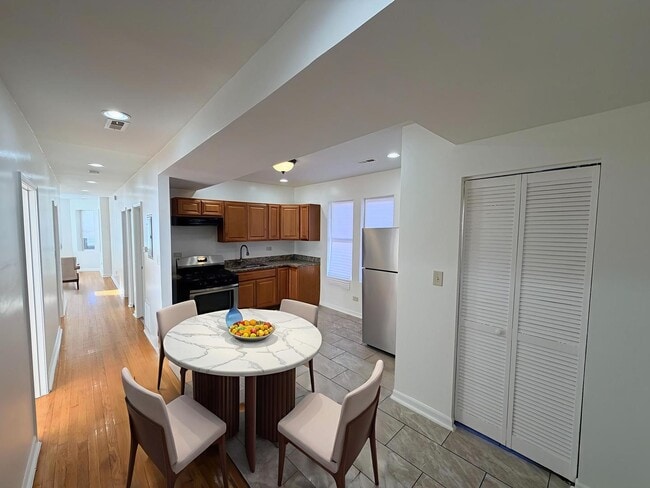 Photo - 1322 W 57th St Unidad 2